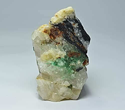 Cristal de esmeralda natural na matriz de quartzo 162 grama