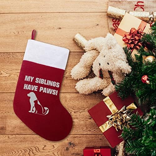 Meu irmão tem patas de meias penduradas no Natal para a decoração de casa de férias de lareira de Natal na árvore de Natal