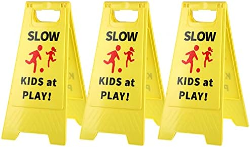Crianças lentas no jogo, crianças em sinais de segurança com texto de dupla face e gráficos para as escolas de bairros de rua