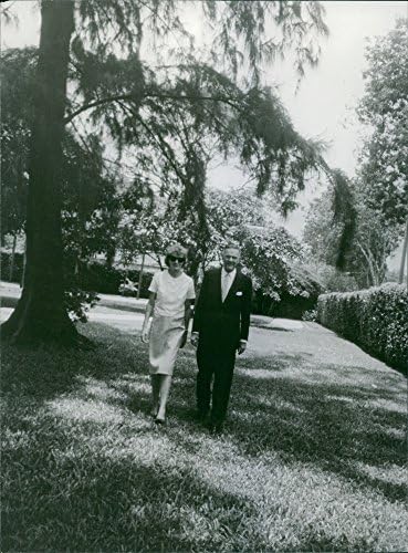 Foto vintage de Henry Cabot Lodge Jr. Walking With a Woman, em um jardim.
