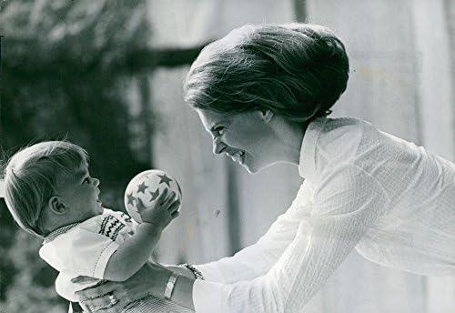 Foto vintage da princesa Margaretha, Sra. Ambler brincando com seu filho. 1967.