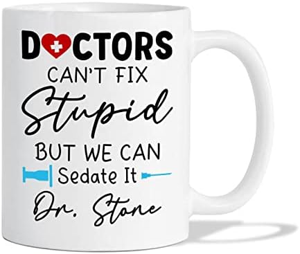 Os médicos não conseguem consertar caneca estúpida, caneca de café personalizada Doctor com nome, copo de cerâmica do doutor,