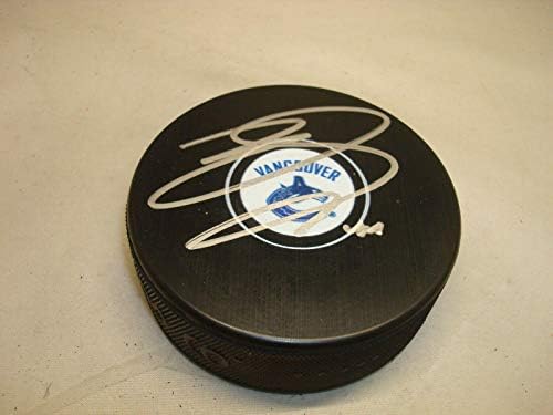 Erik Gudbranson assinou o Vancouver Canucks Hockey Puck autografado 1A - Pucks autografados da NHL