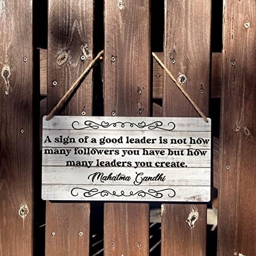 Inspirador Um sinal de um bom líder não é quantos seguidores você tem, mas quantos líderes você cria de madeira pendurada signo de arte rústica parede caseira decoração 12 x 6 polegadas