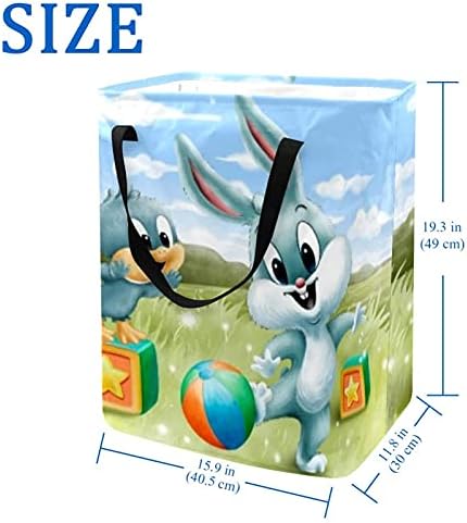 Um coelho chutando uma bandeja de armazenamento dobrável de cesta de lavander