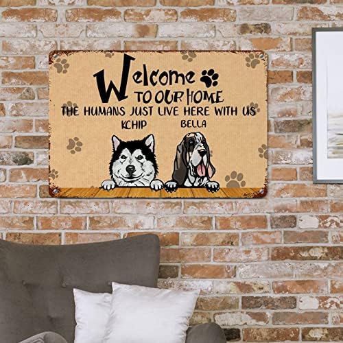 Alioyoit engraçado cão metal lata sinal de cães personalizados nome bem -vindo à nossa casa Os humanos aqui conosco cabide de cão