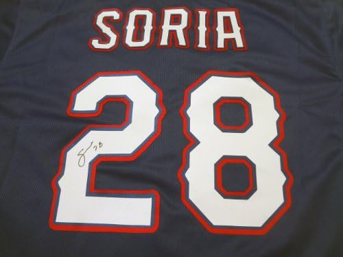 Joakim Soria autografou a camisa do Texas Rangers com prova, foto de Joakim assinando para nós, Texas Rangers, Kansas City Royals,