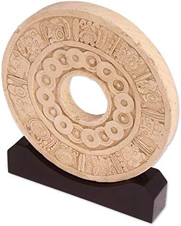 Novica Beige Arqueological Pinewood e resina escultura de cerâmica, 11,5 jogo de bola pré-hispânica de altura e hispânica '