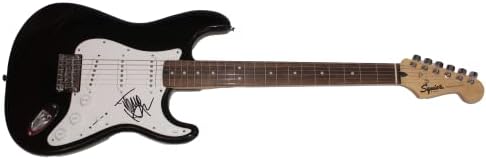 Tommy Henriksen assinou autógrafo em tamanho grande Black Fender Stratocaster Guitar WiP W/James Spence JSA Autenticação - Vampiros de Hollywood, Warlock, Alice Cooper Band, Doro, Ruffkut, P.O.L.