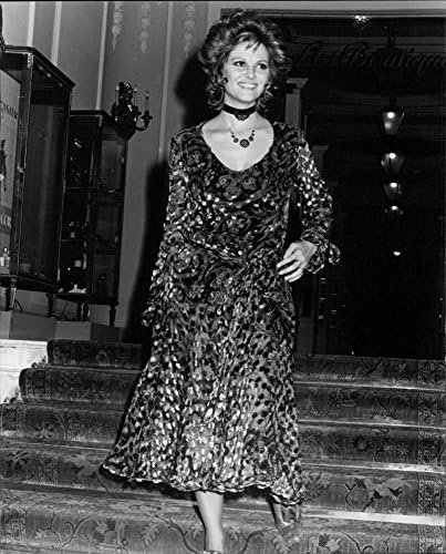 Foto vintage de Claudia Cardinale, deixando a escada.