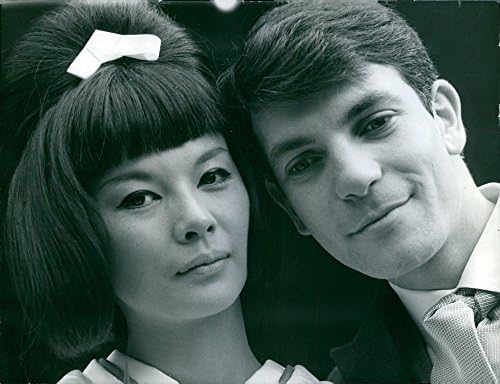 Foto vintage de uma foto doce e linda de Hiroko Matsumoto e marido Henry Berghauer durante o casamento.
