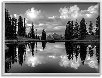 Stuell Industries Cloudy Lake Mountain Reflection Tall Pines Pones Partyscape, projetado por J.C. Leacock Grey emoldurado