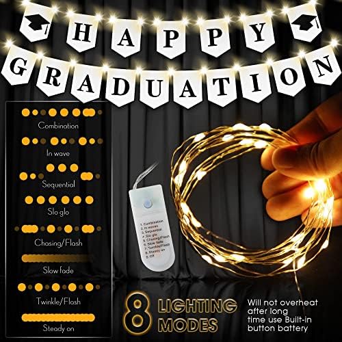 Parabéns Banner, estamos tão orgulhosos de você banner com 8 modos quentes Luzes de cordas LED brancas, decorações de festa de graduação 2023 para a 5ª série Grad Grad High School High School