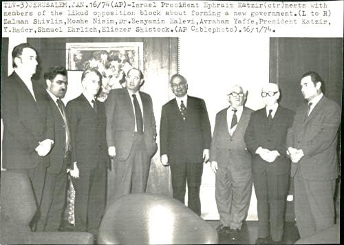 Foto vintage de Zalman Shivlin, Moshe Nisim, Dr. Benyamin Halevi, Avraham Yaffe, Ephraim Katzir, Y. Bader, Shmuel Ehrlich e Eliezer Shistock