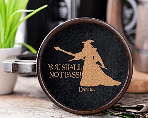 Você não passará a caneca de madeira de Gandalf com tampa. Senhor toca presente. Caneca de cerveja personalizada.