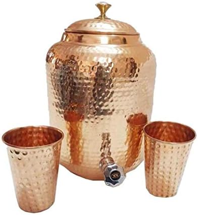 Indiano feito artesanal martelado ayurveda benefício benefício de água de água de cobre armazenamento de água tanque de torneira 8 ltr com 2 vidro