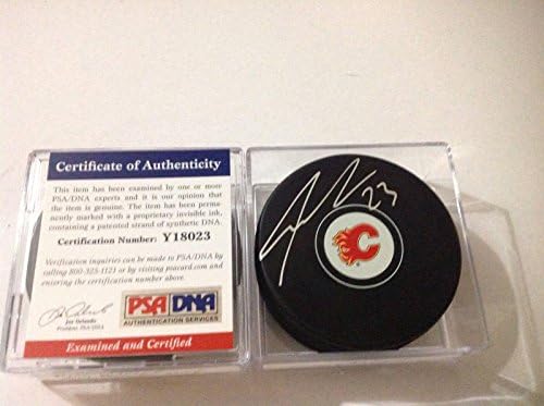 Sean Monahan assinou Calgary Flames Hockey Puck PSA DNA CoA autografado E - Pucks de NHL autografados