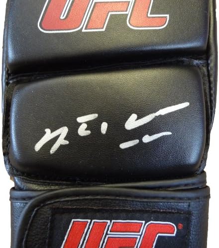 Anderson Silva autografou o UFC Fight Glove com prova, imagem de Anderson assinando para nós. Campeão dos médios do UFC, Brasil,