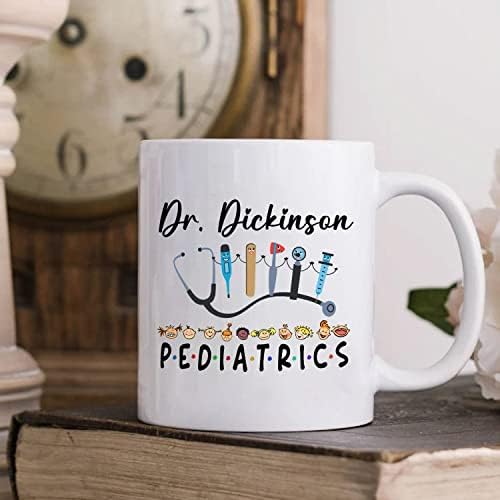 Pediatra de caneca de café com cerâmica branca personalizada 11 oz 15 oz, nome personalizado de pediatria engraçada Gretos de caneca