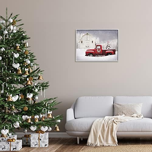 Stuell Industries Red Truck estacionou o celeiro de Natal decorado com neve, design por Lori Deiter