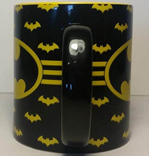 DC Comics Silver Buffalo Batman Logo com caneca de café cerâmica de padrão de morcego, 14 onças, preto/amarelo,