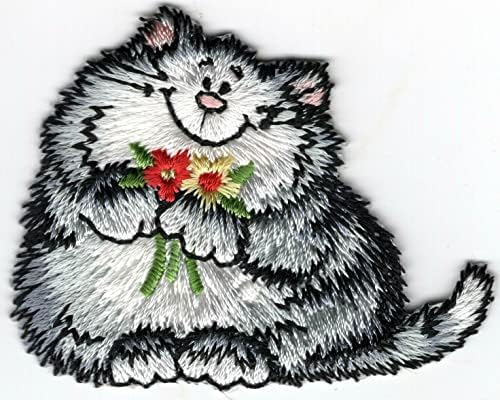 Gato com flores ferro em animais de gatinho de remendo