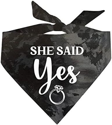 Ela disse sim! Anúncio de engajamento de casamento Scrunch tie tye triangle cão bandana