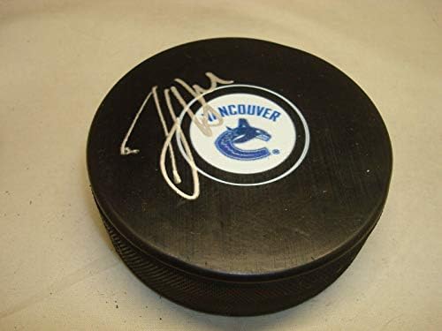 Michael Del Zotto assinou o Vancouver Canucks Hockey Puck autografado 1A - Pucks autografados da NHL