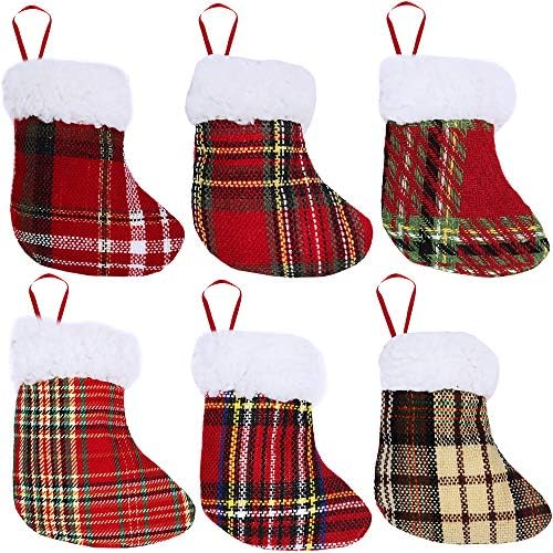 WINLYN 24 PCS Mini meias de Natal meias xadrez búfalo pendurado ornamentos de árvore de Natal Favoriza os suportes para feriados