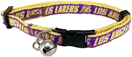 Pets First NBA La Lakers Cat Collar Colar Ajustável Cola de Roupa para Gatos com Nome e Logotipo da equipe licenciada.