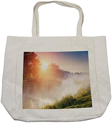 Bolsa de compras da natureza de Ambesonne, raios solares radiantes pela encosta da montanha nebulosa com as árvores de grama