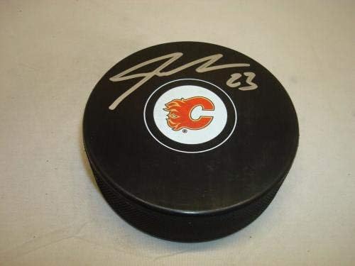 Sean Monahan assinou Calgary Flames Hockey Puck PSA/DNA CoA 1B - Pucks autografados NHL