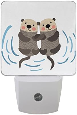 Naanle Conjunto de 2 lontras Casal segura a mão flutuando em caráter de desenho animado de animais transparente no Dusk Led de Sensor Automático Branco para Dawn Night Light Plug in Indoor for Adults