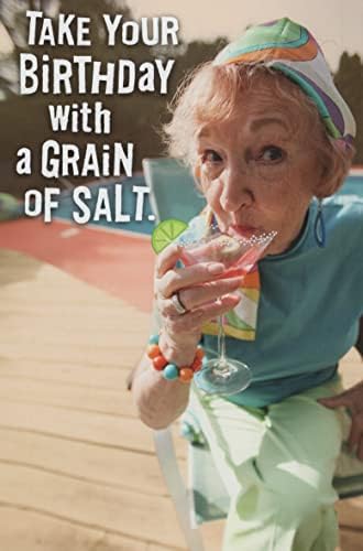 Cartão de feliz aniversário engraçado com a velha dama bebendo uma margarita: faça seu aniversário com um grão de sal-