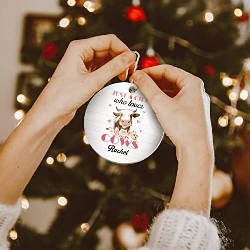 Ornamento personalizado, apenas uma garota que adora o ornamento de vacas, nome de nome floral personalizado para meninas, mulheres, decorações personalizadas da árvore de Natal, acessórios de espelho de espelho de quarto, branco