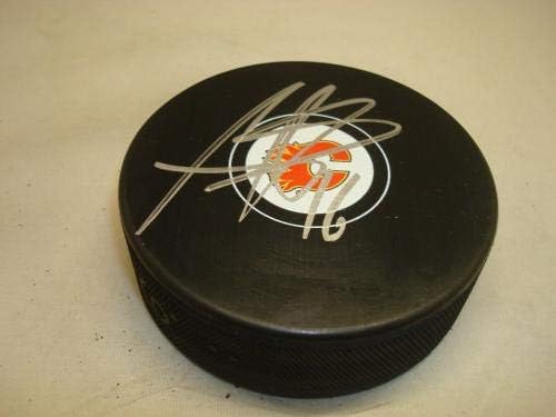 Josh Jooris assinou o Calgary Flames Hockey Puck autografado 1b - Pucks autografados da NHL