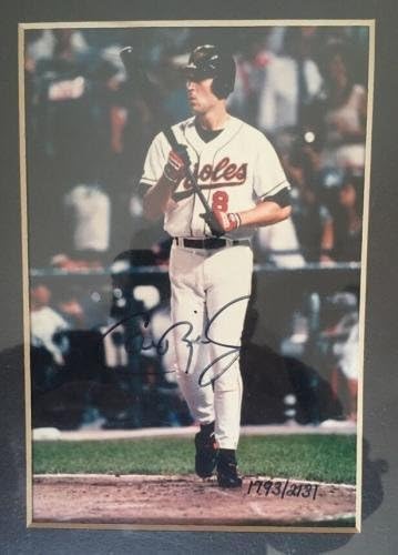 Cal Ripken assinou luva de rebatidas de foto 2131 emoldurou o Goldin CoA Autograph - luvas MLB autografadas