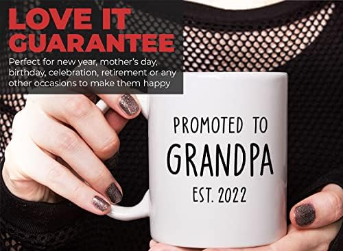 Bubble abraça a caneca de café da família 11oz White - Promovido a vovô - avós Esperando um neto de chá de bebê no parto de gênero