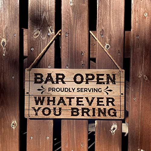 Bar aberto orgulhosamente servindo sinal de presente barra de madeira bar de madeira pendurada placa decoração de arte de parede