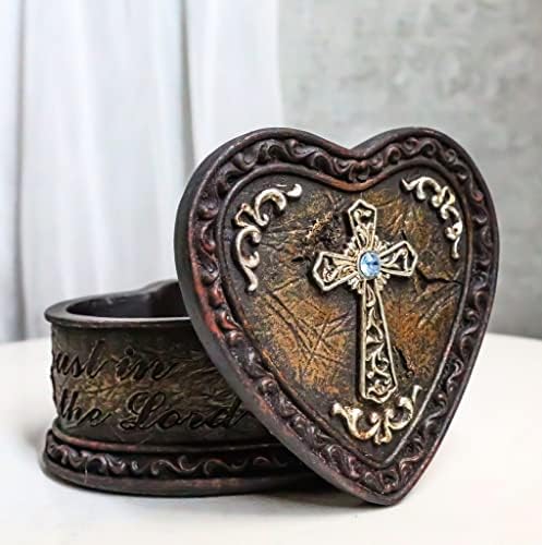 Presente de Ebros Rústico Cowgirl Western Cowgirl Trust no Lord Scroll Art Cross on Heart Shaped Intriced Decorative