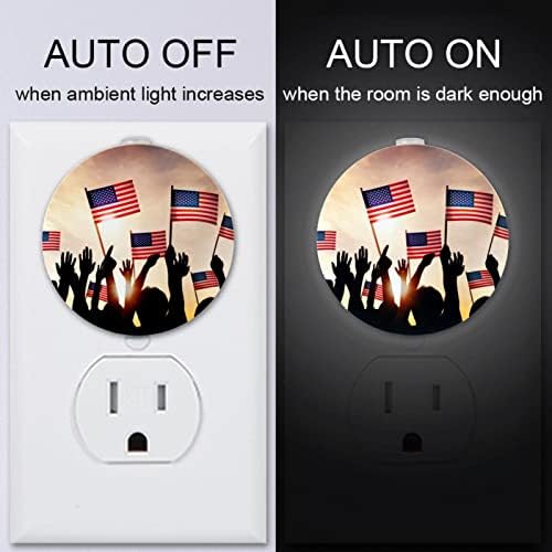 2 plug-in nightlight LED Night Light Group de pessoas agitando bandeiras americanas em costas iluminadas com o sensor do anoitecer para o quarto para crianças, berçário, cozinha, corredor