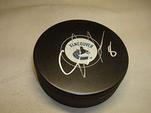 Christopher Tanev assinou Vancouver Canucks Hockey Puck autografado 1A - Pucks autografados da NHL