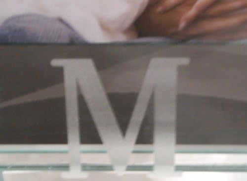 Pie de lama Cosmopolitan Home Glass de 4 polegadas por moldura fotográfica de 6 polegadas com inicial, letra M