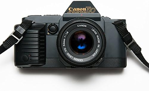 Câmera de filme da Canon T70 com uma lente padrão de 50 mm f/1.8 FD