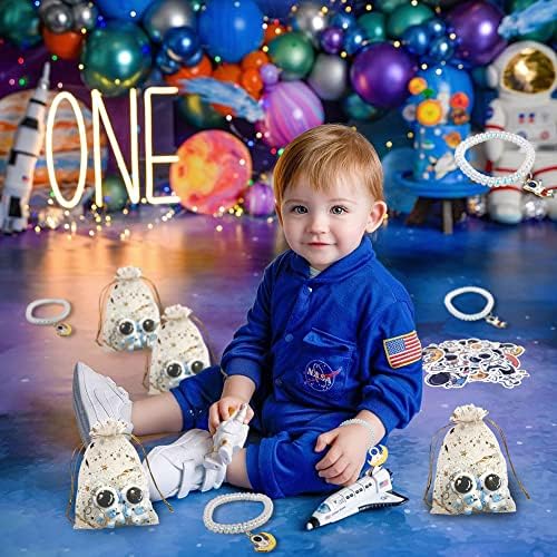Favores espaciais de astronauta skycooool, material de festa com tema espacial com 15 chaveiros 15 pulseiras de charme 15 obrigado tags 15 sacolas de organza e 50 adesivos para o chá de bebê de festa de aniversário