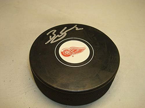 Brendan Smith assinou o Detroit Red Wings Hockey Puck autografado 1A - Pucks autografados da NHL