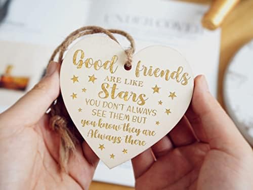 Placa de madeira pendurada no coração, bons amigos são como estrelas esculpidas em placas, presente de aniversário de
