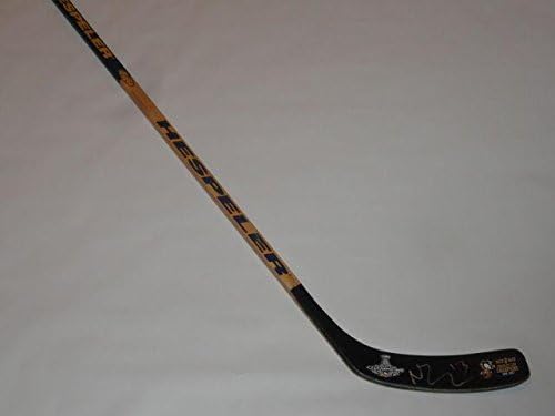 Nick Bonino assinou Hockey Stick Stick Pittsburgh Penguins 2017 Cups Campeões de volta 2 - Autographed NHL Sticks