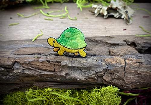 Mini/pequena tartaruga - manchas verdes na concha - caminhando à esquerda - ferro bordado no patch